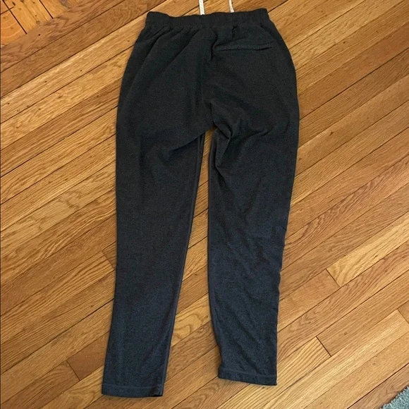 Vuori Men’s Small Charcoal Jogger Pants - Picture 6 of 6